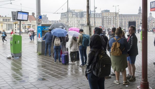Toeristen in de rij voor GVB-kaartautomaat