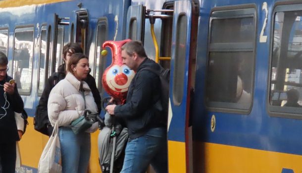 Efteling-ballon in NS-trein