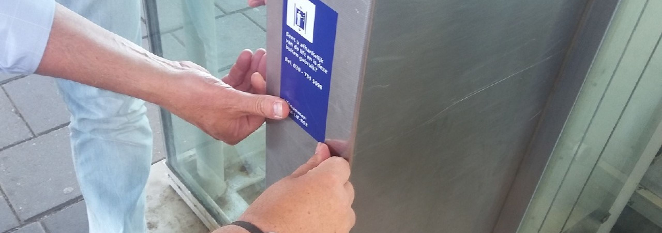 Liftsticker plakken