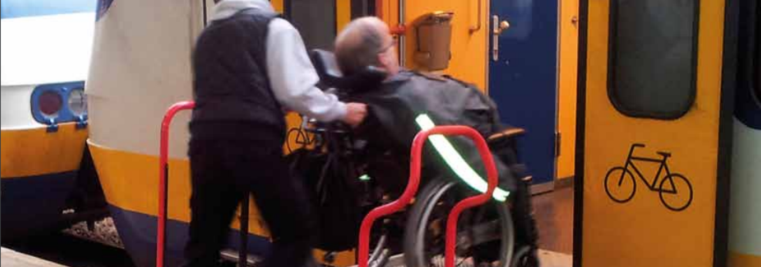 Rolstoel in trein
