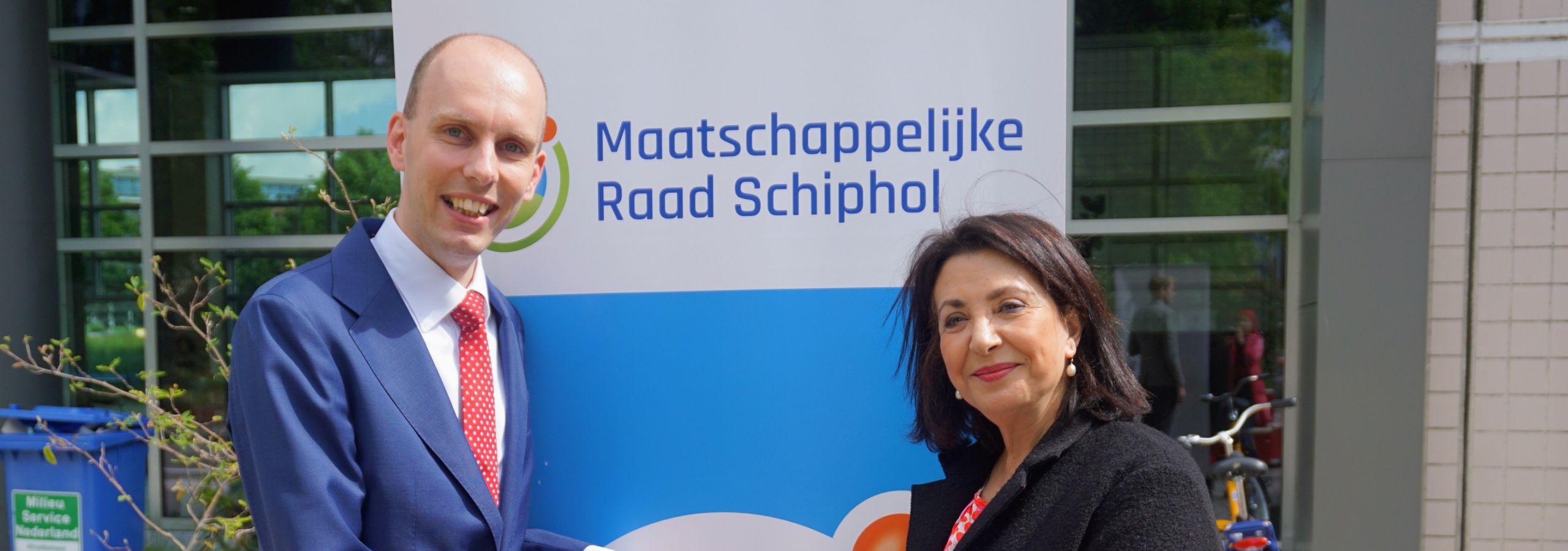 Overhandiging Schiphol manifest aan MRS