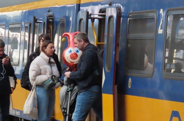 Efteling-ballon in NS-trein