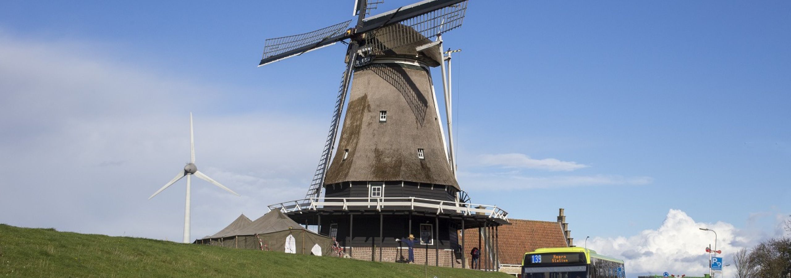 Bus bij molen