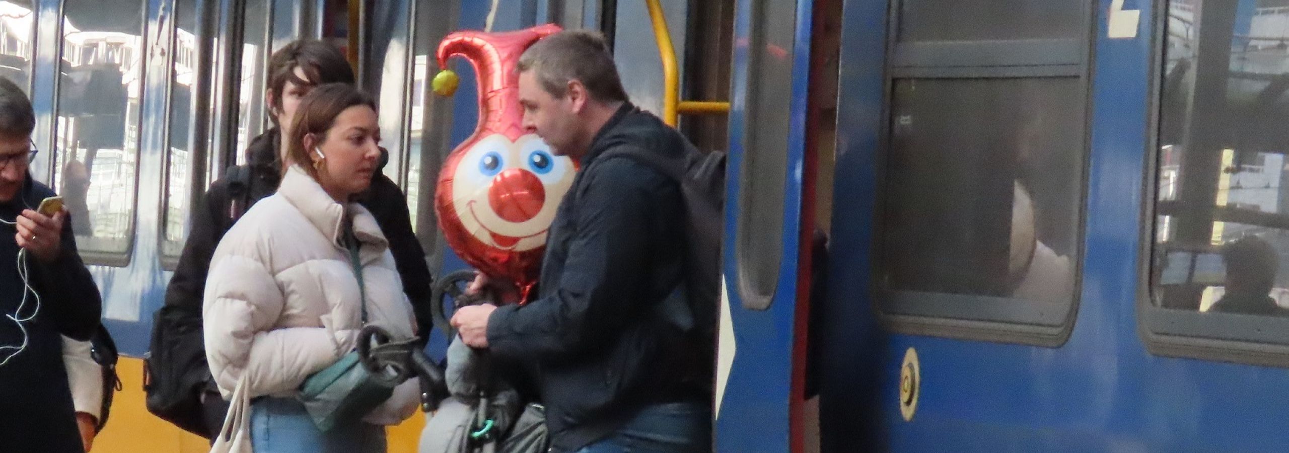 Efteling-ballon in NS-trein