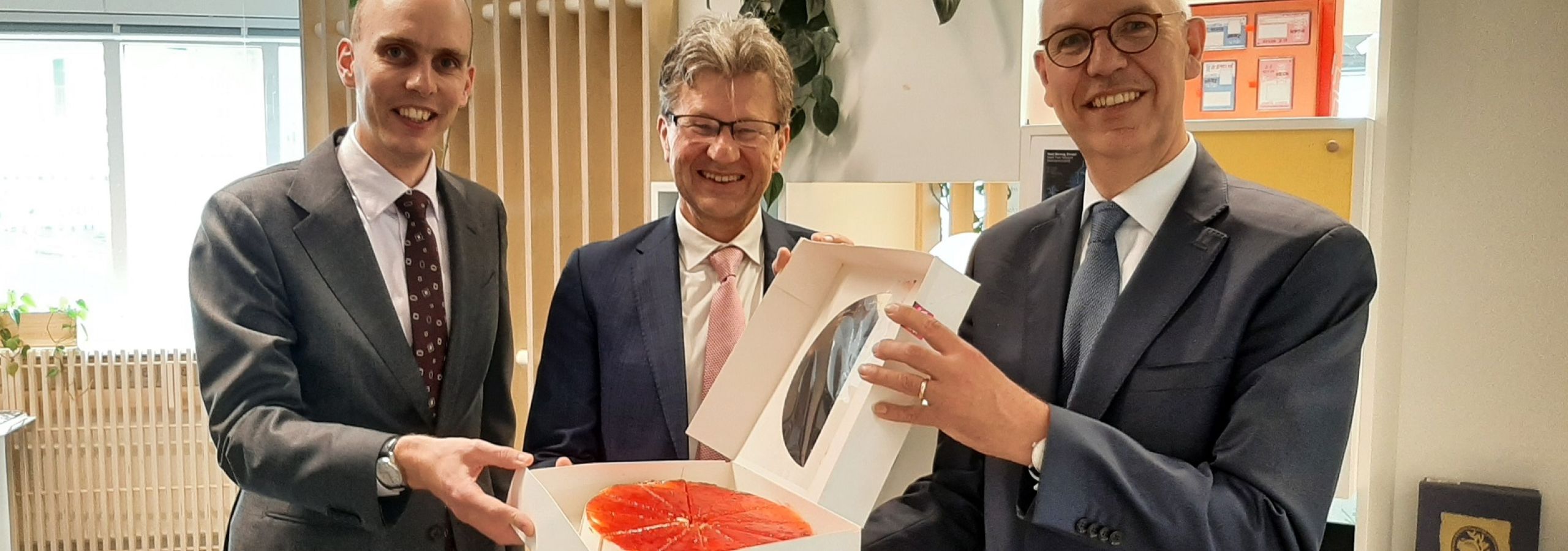 Taart aanbieden Rover