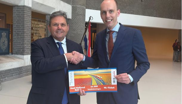 Heel Holland Reist aanbieding aan Chris Jansen