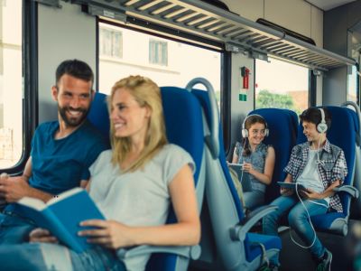 Reizigers in een trein
