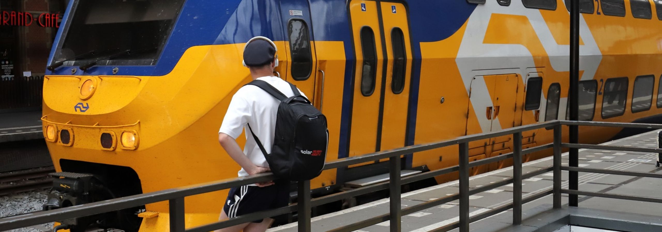 Jongere en NS-trein