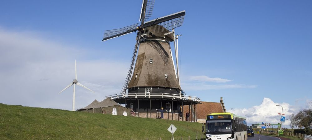 Bus bij molen