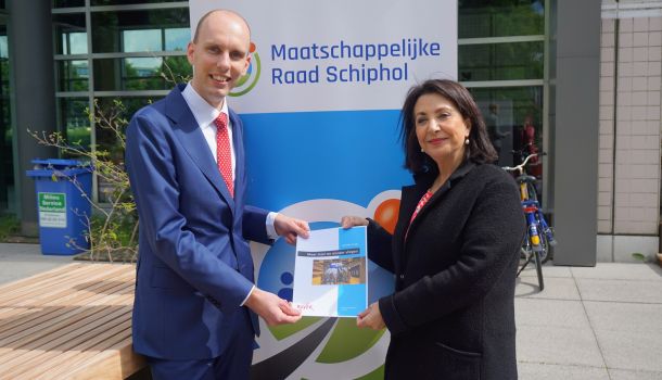 Overhandiging Schiphol manifest aan MRS