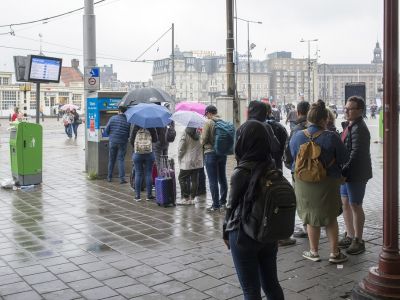 Toeristen in de rij voor GVB-kaartautomaat