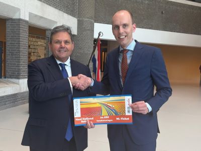Heel Holland Reist aanbieding aan Chris Jansen